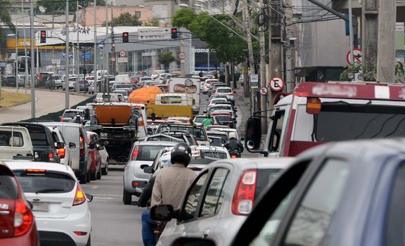 1,3 milhão de motoristas ainda devem IPVA em Minas Gerais. Imposto pode ser pago em 12x