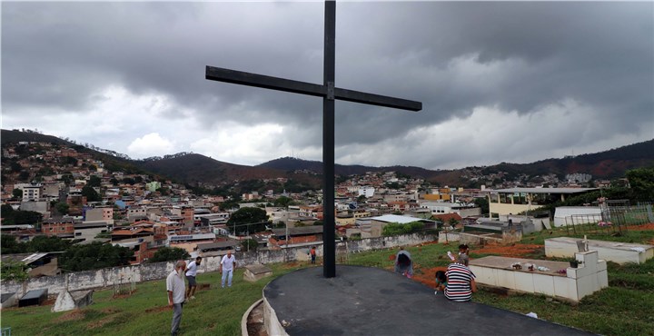 Dia de Finados: mesmo com tempo nublado, cemitérios de Ipatinga recebem 25 mil visitantes