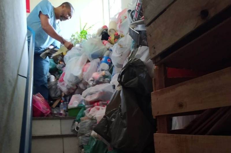 Com mandado, Vigilância em Saúde recolhe 500 quilos de lixo em casa de Divinópolis