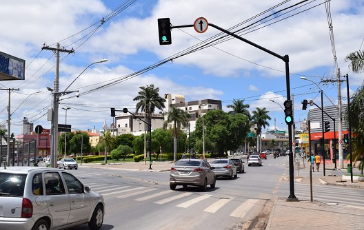 Prefeitura de Montes Claros começa substituir semáforos convencionais pelos de LED