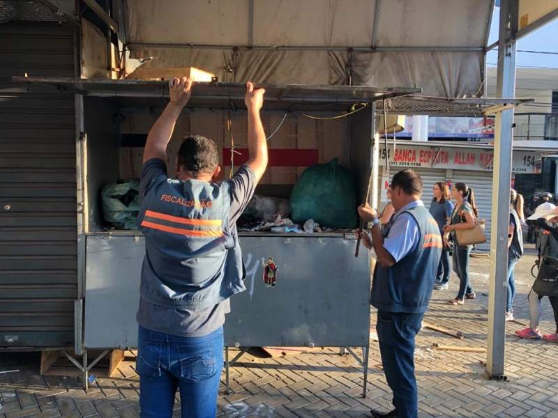 Divinópolis: força-tarefa remove camelódromo, no total de 78 boxes, na rua São Paulo