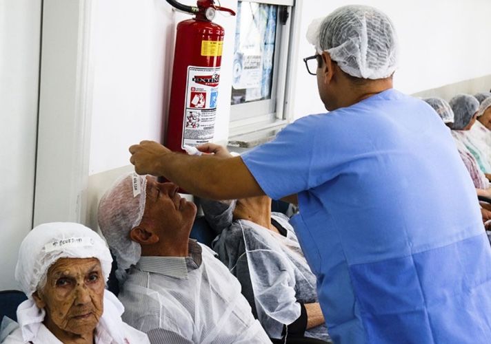 Primeiro mutirão da catarata do ano atende a 250 pessoas na Policlínica de Pouso Alegre