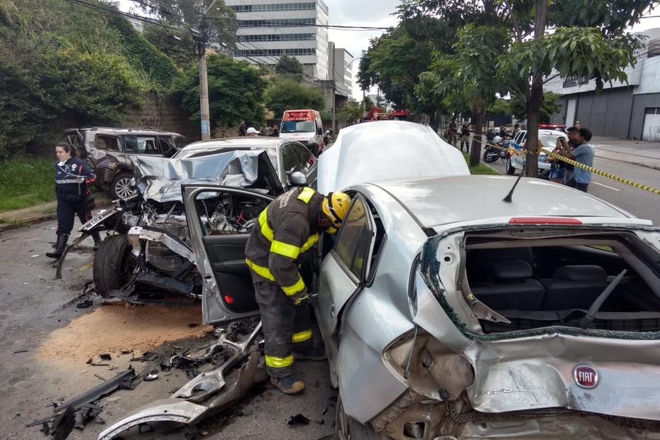 Cinco feridos: BMW em alta velocidade atinge três carros