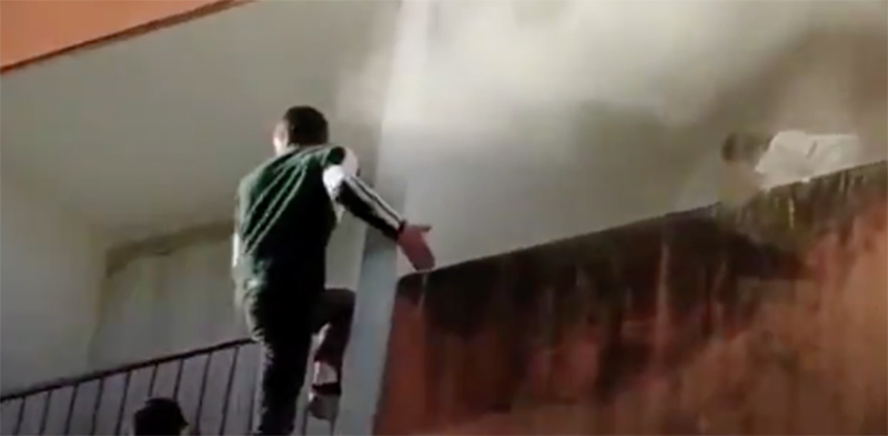 Flagrante: populares escalam prédio para salvar idoso de incêndio. Veja vídeo