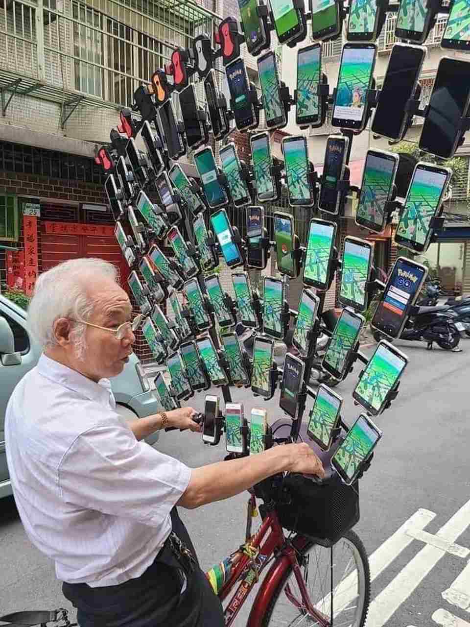 'Vovô do Pokémon Go' já tem 64 celulares em bicicleta