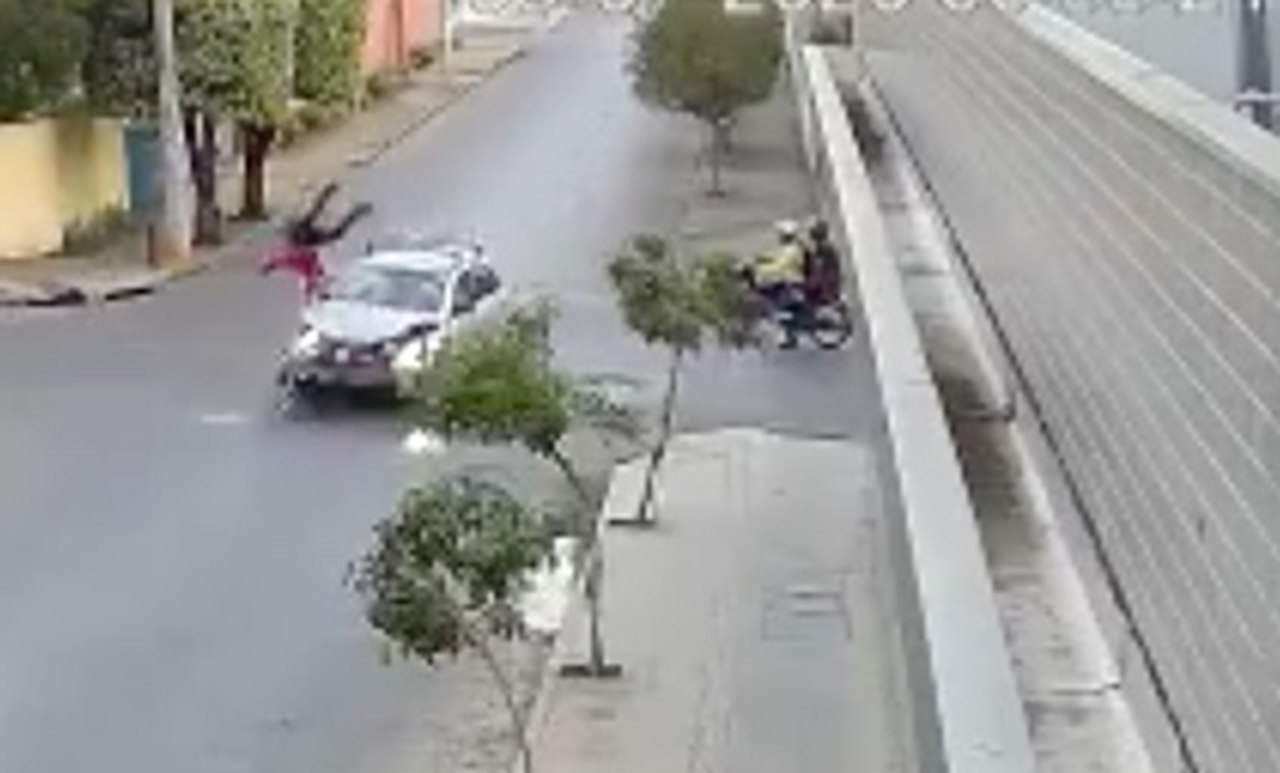 Flagrante: motociclista é arremessado para o alto